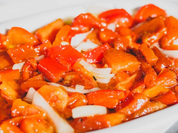 Taze biber ve soğan salatasının yakın çekimi.