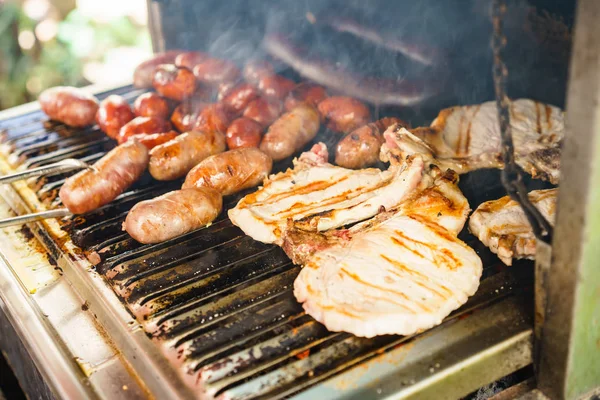 Vlees koken op grill — Stockfoto