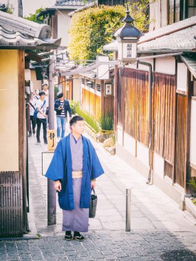 Kyoto, Japonya - 2 Nisan 2018: Kimono elbiseli tanımlanamayan Japon adam, geleneksel Japon kostümü.