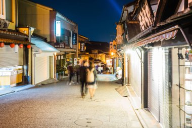 Kyoto, Japonya - Nisan 01, 2018: Kyoto 'nun eski ilçesinde tipik bir sokak
