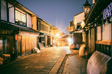 Kyoto, Japonya - Nisan 01, 2018: Kyoto 'nun eski ilçesinde tipik bir sokak
