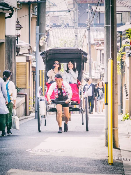 Kjóto, Japonsko - 2. dubna 2018: Typický tickshaw. Nene-no-Michi Lane je nádherný dlažební chodník, který spojuje některé z nejdůležitějších památek v jižní Higashiyama oblasti. — Stock fotografie