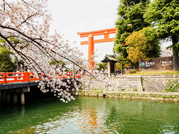 KYOTO, JAPÓN - 02 DE ABRIL DE 2018: Nijo dori. Kyoto también es conocida como la Ciudad de los Diez Mil Santuarios . — Foto de Stock