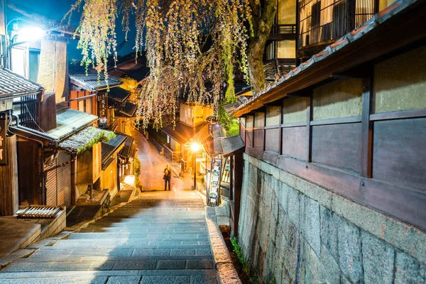 KYOTO, JAPÓN - 01 DE ABRIL DE 2018: calle típica del casco antiguo de Kioto — Foto de Stock