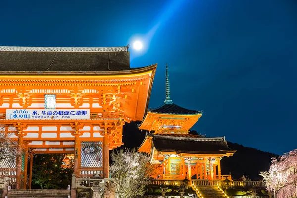 KYOTO, JAPÓN - 01 DE ABRIL DE 2018: Kyomizu-dera fue construida en 1633, es uno de los monumentos más famosos de Kioto con el Patrimonio Mundial de la UNESCO . — Foto de Stock