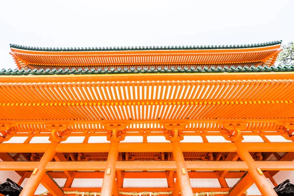 KYOTO, JAPÓN - 02 DE ABRIL DE 2018: Santuario Heian-Jingu. Kyoto también es conocida como la Ciudad de los Diez Mil Santuarios . — Foto de Stock
