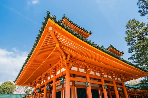 KYOTO, JAPÓN - 02 DE ABRIL DE 2018: Santuario Heian-Jingu. Kyoto también es conocida como la Ciudad de los Diez Mil Santuarios . — Foto de Stock