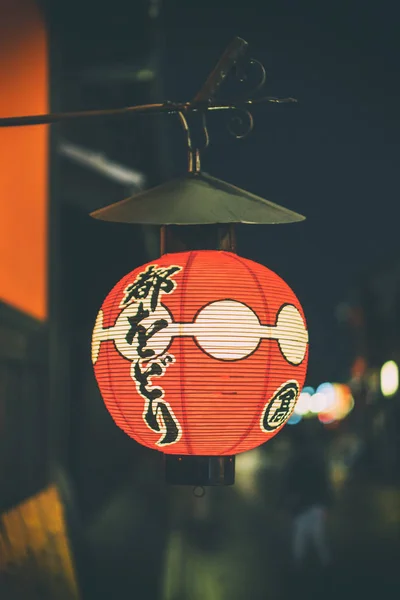 KYOTO, JAPÓN - 01 DE ABRIL DE 2018: calle típica del casco antiguo de Kioto — Foto de Stock