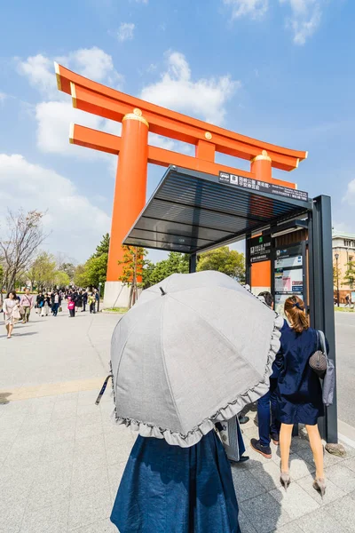 Kjóto, Japonsko - 2. dubna 2018: Nijo dori. Kjóto je také známé jako město deseti tisíc svatyň. — Stock fotografie