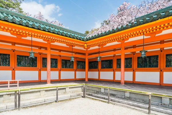 KYOTO, GIAPPONE - 02 APRILE 2018: Santuario Heian-Jingu. Kyoto è anche conosciuta come la Città dei Diecimila Santuari . — Foto Stock