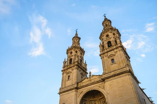 Desde abajo plano de la catedral de Logrono — Foto de Stock