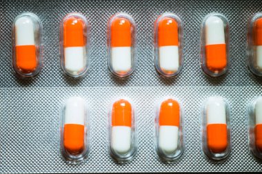 Turuncu ve beyaz haplarla dolu bir su toplayıcı.. 