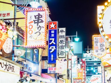 OSAKA; JAPONAN - Nisan 05, 2018: Dotonbori büyük ışıklı panolarla popüler bir gece hayatı ve eğlence alanıdır.