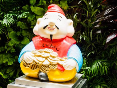 OSAKA; JAPONAN - Nisan 05, 2018: Dotonbori büyük ışıklı panolarla popüler bir gece hayatı ve eğlence alanıdır.