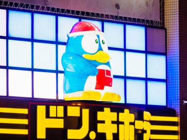 OSAKA, JAPONYA - Nisan 05, 2018: Penguen maskotu Donki 'ye aittir. Don Donki ya da Donki AVM çok popüler bir indirim mağazasıdır.