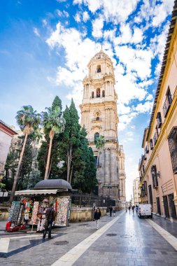 MALAGA, İspanya - 16 Ocak: 16 Ocak 'ta İspanya' nın Malaga kentinde turistlerle birlikte şehir caddesi. Endülüs İspanya 'nın en kalabalık ikinci kentidir..