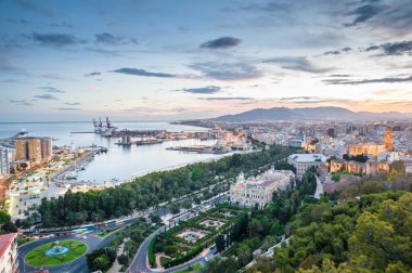 MALAGA, İspanya - 17 Eylül 2014 'te Malaga, İspanya' da şehir manzarası. Endülüs İspanya 'nın en kalabalık ikinci kentidir.. 