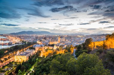 MALAGA, İspanya - 17 Eylül 2014 'te Malaga, İspanya' da şehir manzarası. Endülüs İspanya 'nın en kalabalık ikinci kentidir.. 