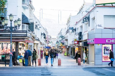 TORREMOLINOS, İspanya - 21 HAZİRAN: Farklı dükkanlara sahip kaldırımlar ve 21 Ocak 'ta İspanya' nın Torremolinos kentinde çok sayıda turist yürüyor