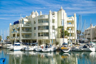 BENALMADENA, İspanya - 25 Mayıs 2014 tarihinde İspanya 'nın Benalmadena kentinde Puerto Marina manzarası. Bu marinada 1100 tekne var. 1987 'de açıldı.. 