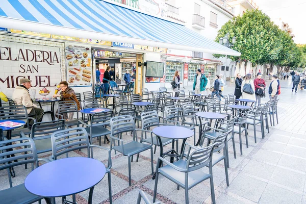 Torremolinos Spanje Januari Sidewalk Met Verschillende Winkels Veel Toeristen Wandelen — Stockfoto