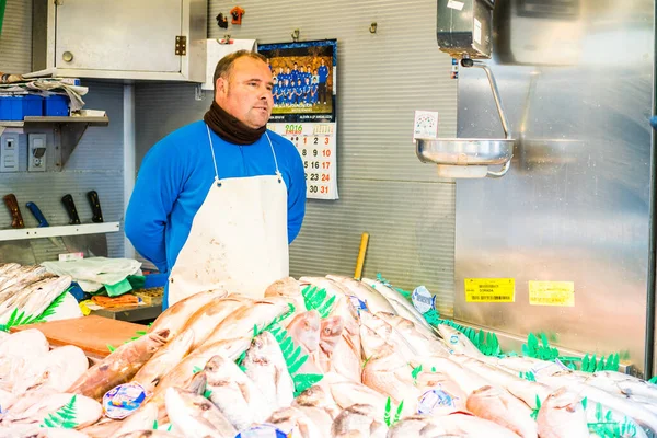 Malaga Espanha Janeiro Homem Que Trabalha Com Peixe Mercado Central — Fotografia de Stock