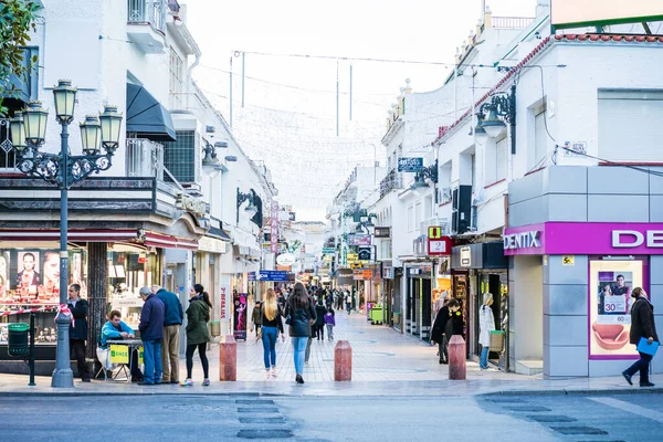 Torremolinos Spanje Januari Sidewalk Met Verschillende Winkels Veel Toeristen Wandelen — Stockfoto