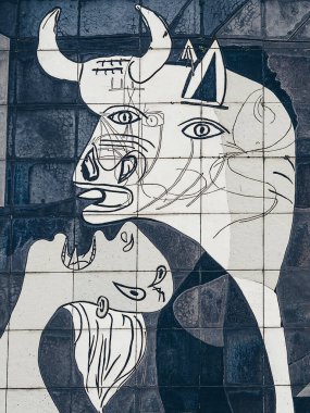 GuERNİKA, BASK ÜLKESİ - 23 Şubat 2020: Picasso tarafından boyanmış bir kiremit duvar İspanya İç Savaşı sırasındaki bombalamayı hatırlatıyor. 