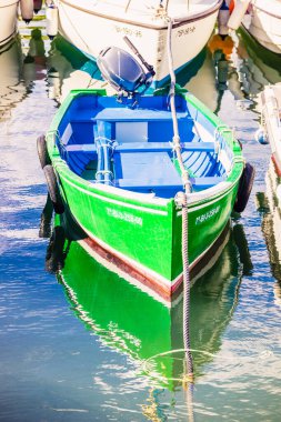 MUNDACA, İspanya - 12 Ağustos 2017: Bu kasaba Biscay Körfezi 'ndeki Urdaibai Ria' nın ağzında yer almaktadır. Balıkçı tekneleri.