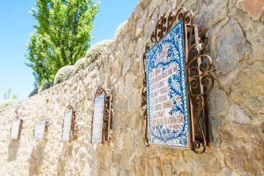 ALFACAR, GRANADA, İspanya - 31 AĞUSTOS, 2016: Garcia Lorca Parkı 'ndaki taş duvarda çerçeveli süslemeli panoların yakın çekimi