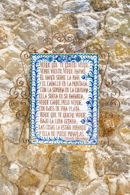 ALFACAR, GRANADA, İspanya - 31 AĞUSTOS, 2016: Garcia Lorca Parkı 'ndaki taş duvarda çerçeveli süslemeli panoların yakın çekimi