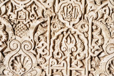 Granada, İspanya - 6 AĞUSTOS 2016: Alhambra sarayındaki soyut süs duvarının yakın çekimi.