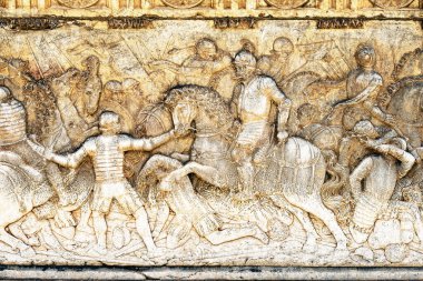 Granada, İspanya - 6 Ağustos 2016: Alhambra 'daki savaş sırasında at üstünde şövalyeyle Bas-yardım' ın yakın çekimi