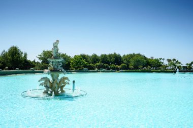İspanya 'nın Torremolinos kentindeki Bateria Parkı çeşmesinin şeffaf suyu.