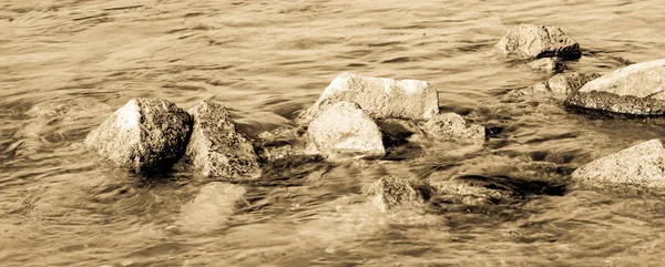 taşlar sudan arıyorsunuz