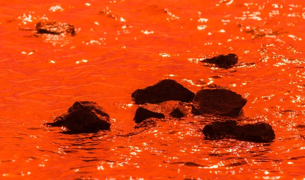 derin turuncu su siyah taşlarla