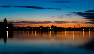 arkasında yansımaları ile bir nehir manzarası