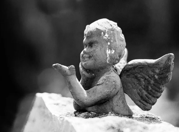 bir melek elini sağlayan bir taş üzerinde