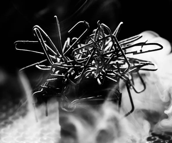 Sisin içinde metal tel