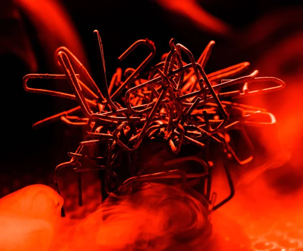 Sisin içinde metal tel