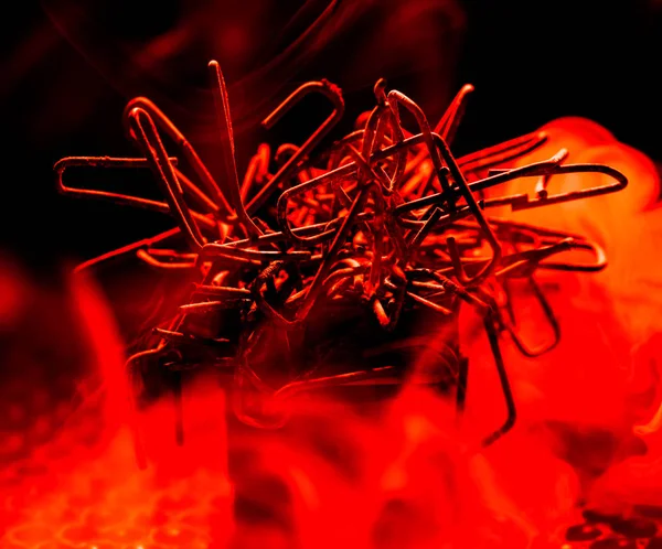 Sisin içinde metal tel