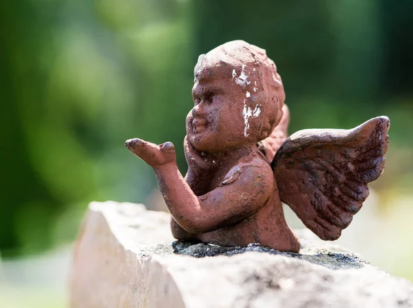 bir melek elini sağlayan bir taş üzerinde