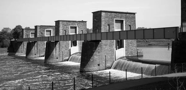 Nehri üzerindeki tarihi köprü