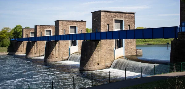 Nehri üzerindeki tarihi köprü