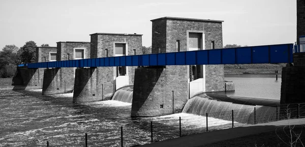 Nehri üzerindeki tarihi köprü