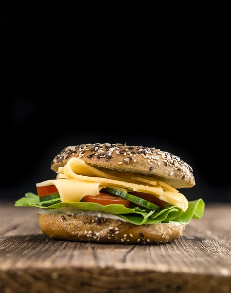 Mesa de madeira com bagel de queijo — Fotografia de Stock