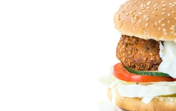 Hamburguesa Falafel fresca aislada en blanco — Foto de Stock