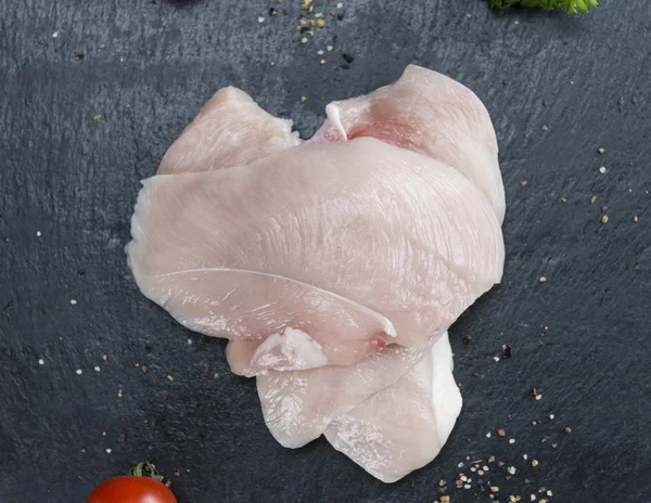 Hühnerschnitzel auf einer Schieferplatte — Stockfoto