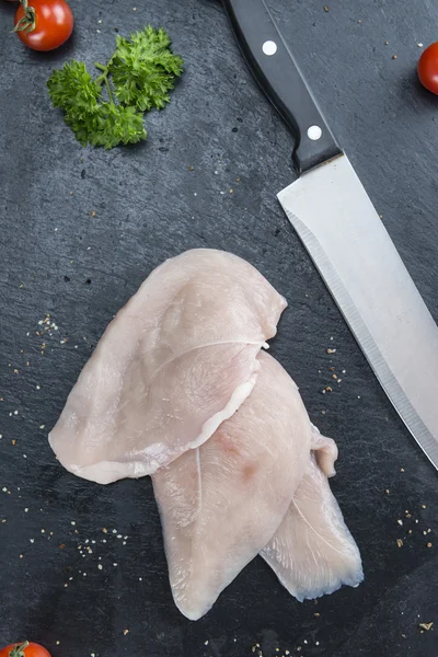 Chicken Cutlets crudos en una losa de pizarra —  Fotos de Stock