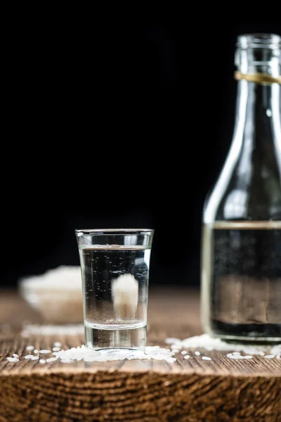 Vidrio con sake en la mesa —  Fotos de Stock